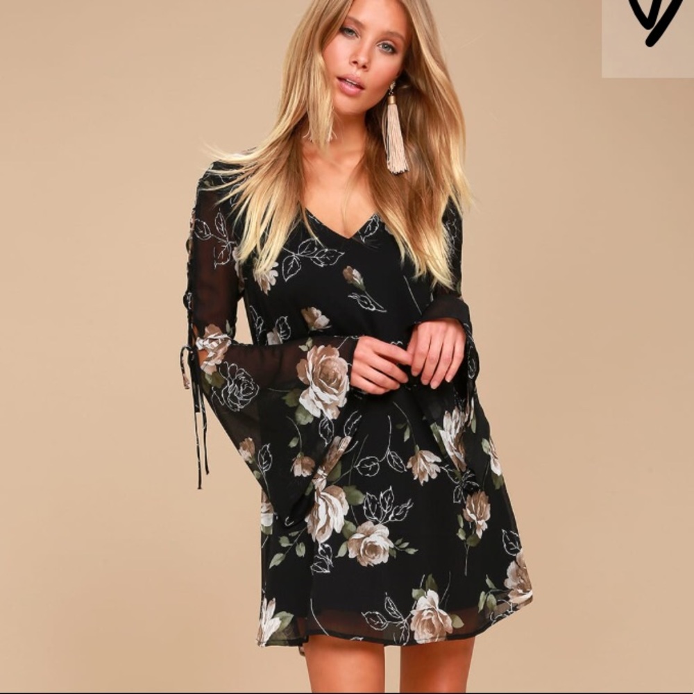 Lulu’s Black Floral shift dress. Size XS.